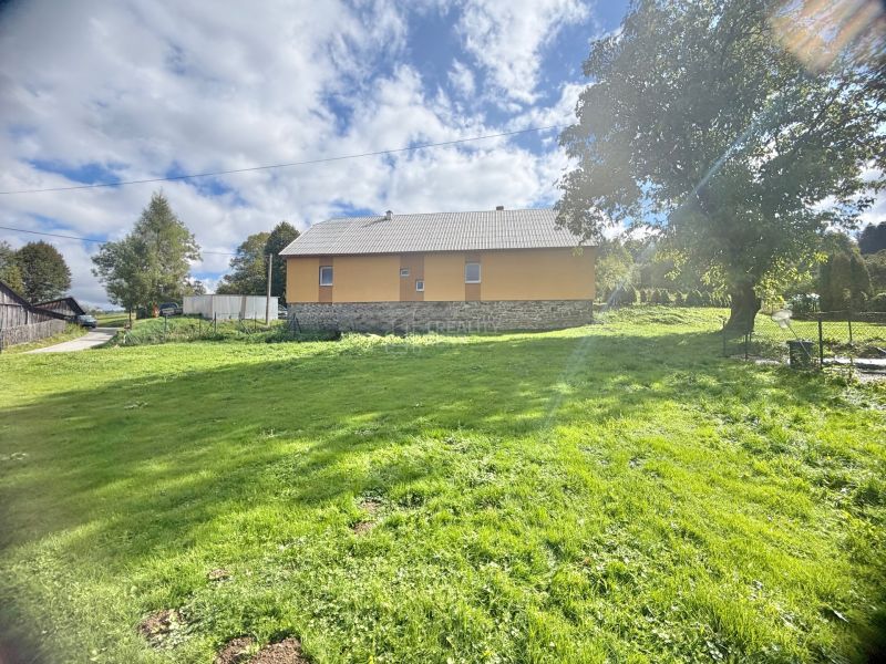 A family house in Oščadnica on Košariská Street with a garden and a tree.