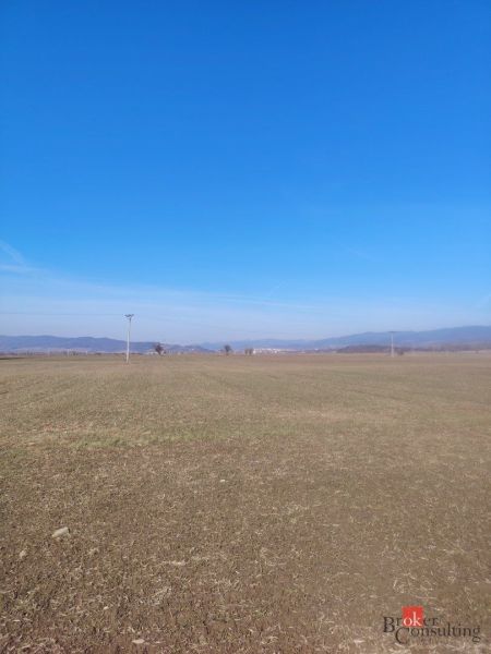 The vast fields in Šarišské Michaľany offer plots for living with a view of the mountains.
