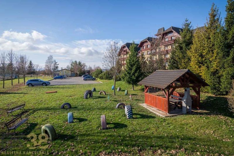 Parking and gazebo in a green environment near a 2-room apartment in Veľká Lomnica.