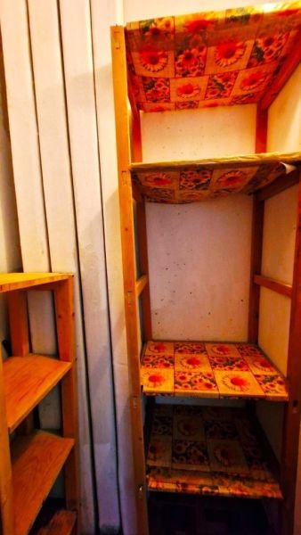 Wooden shelves with a floral pattern, an ideal storage solution for a studio apartment.
