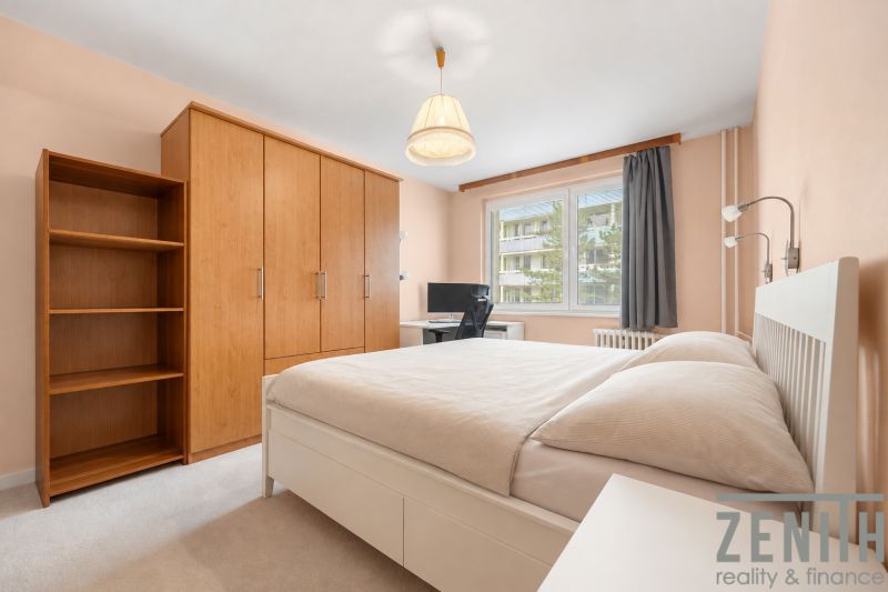 Bedroom in a 4-room apartment with a bed, wardrobe, and desk.