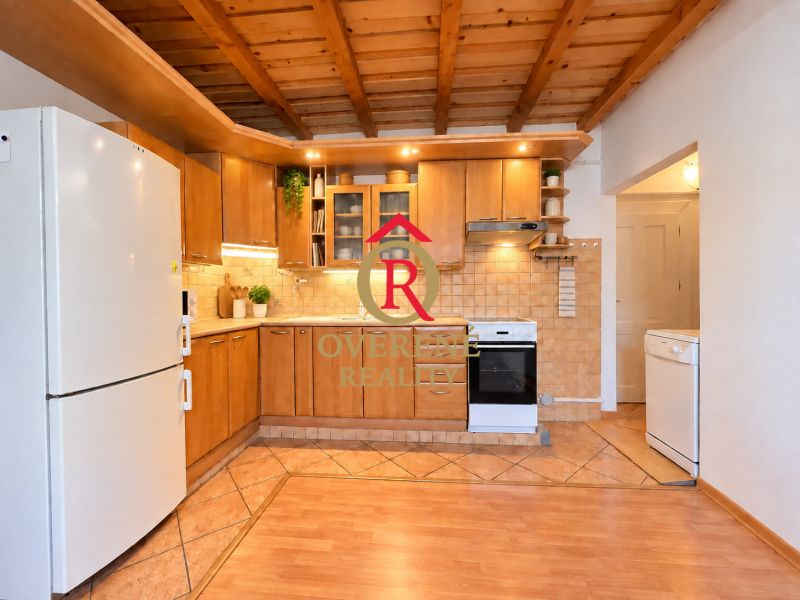 Rustic kitchen in a 2-room apartment with a wooden decor floor and a wooden ceiling.