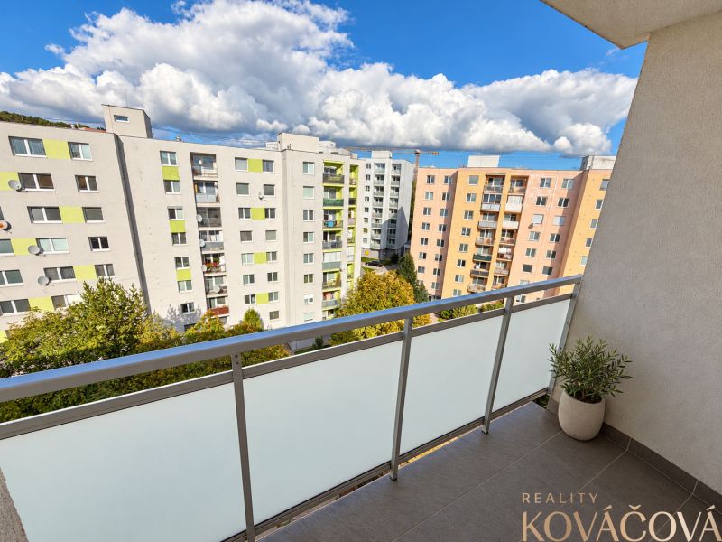 A balcony from a 4-room apartment on Halalovka in Trenčín with a view of panel apartment buildings.