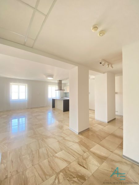 Bright 3-room apartment on Hlboká Street with a spacious kitchen and ceramic flooring.