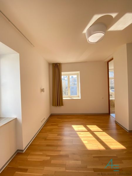 Bright room, wooden floor, large window, located on Hlboká Street, 3-room apartment.
