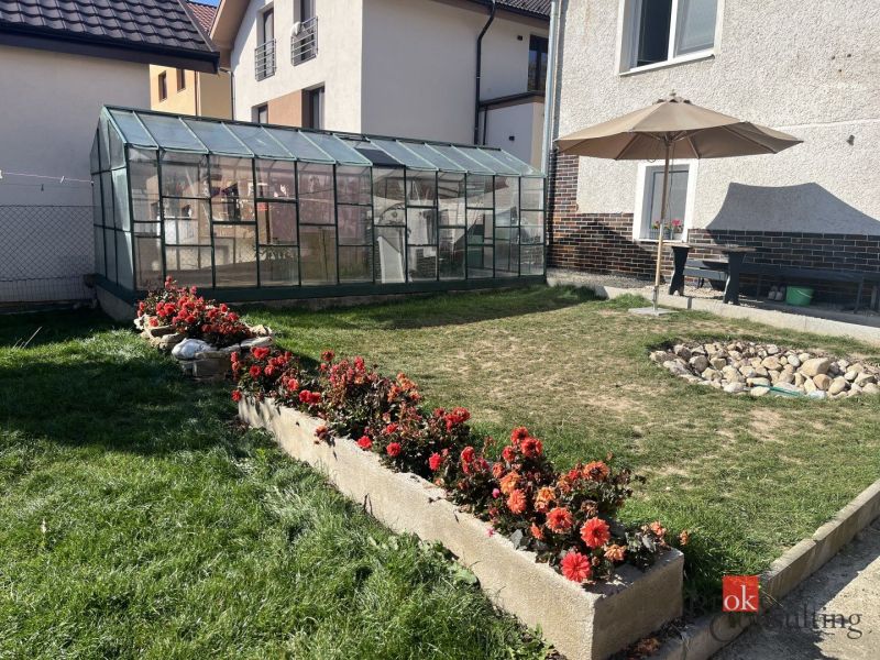 A greenhouse and a garden with flower beds at a 4-room apartment on Kopernikova Street in Poprad.
