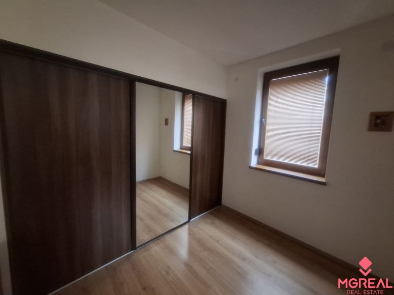 A room in a family house with a floor featuring a wooden decor and a built-in wardrobe.