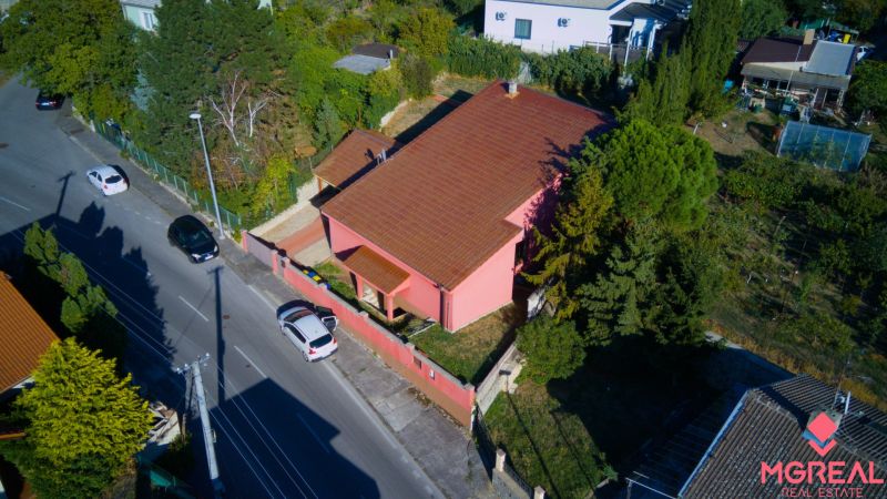 A top view of a family house on Chmeľová dolina in Zobor with a landscaped garden.