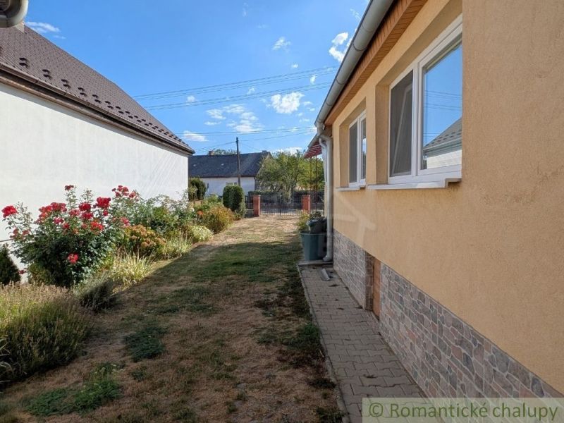 A family house in Cabov with a garden and flower beds.