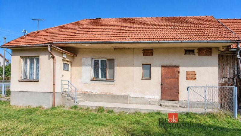 A family house in Žiar with a red roof and orange facade.