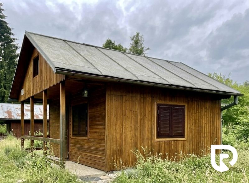 A wooden cabin with a gable roof surrounded by nature in the city of Trenčín.