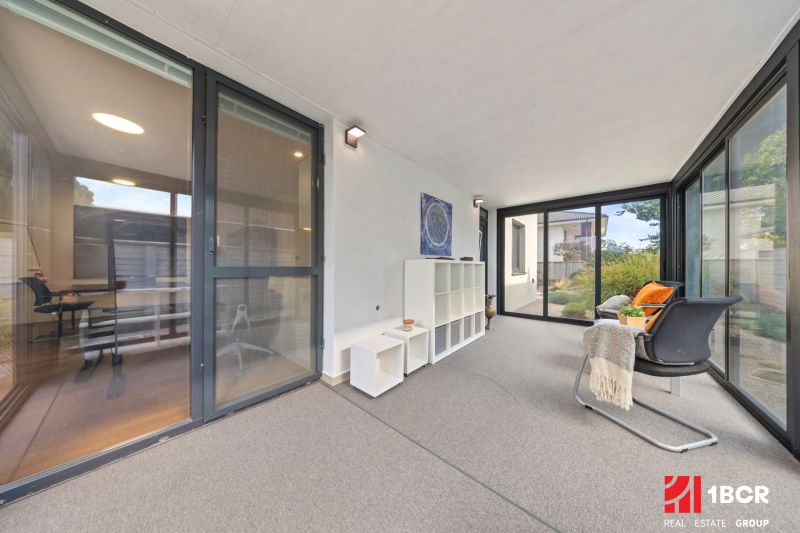 The 3-room apartment has a glazed terrace with comfortable seating and storage space.