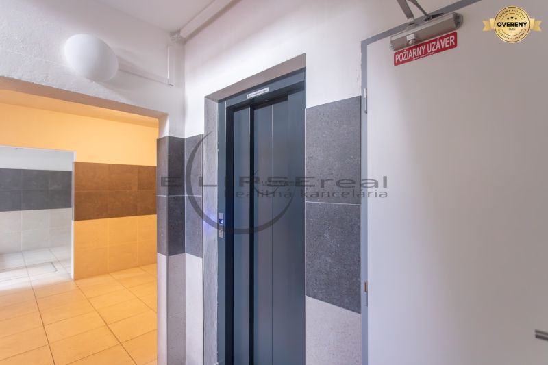 The entrance area with an elevator in the 3-room apartment includes security and fire doors.