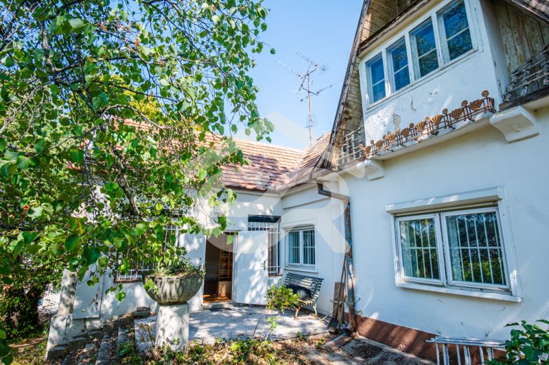 A family house on Chmeľová dolina in Nitra with a garden and decorative balustrade.