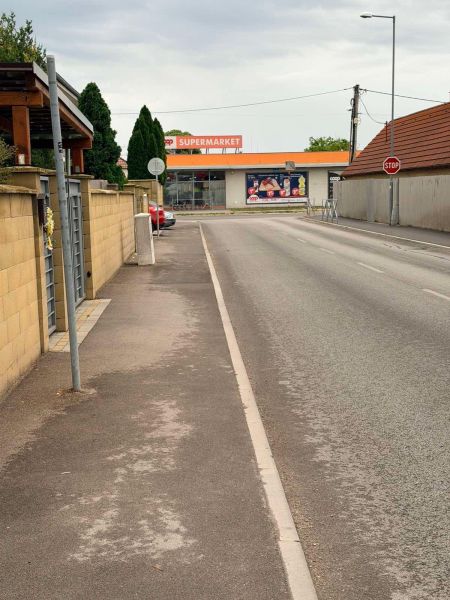 The road on Veľkoblahovská in Dunajská Streda leads to a supermarket.