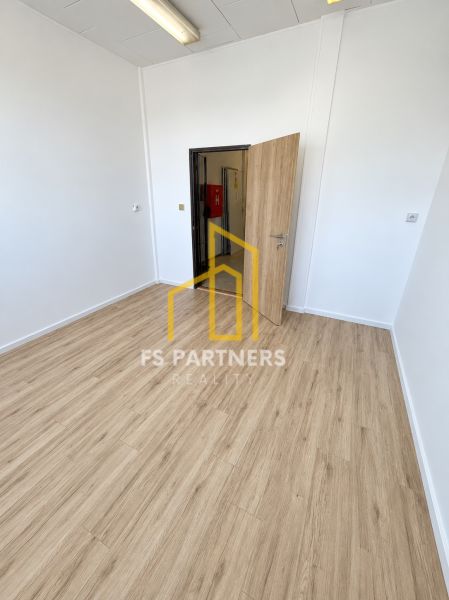 Office with white walls and a wooden decor floor.