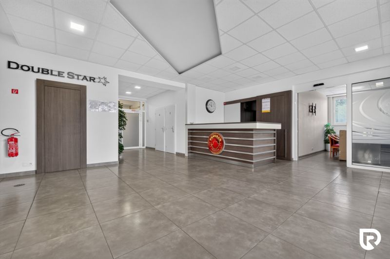 Reception in offices with tiled floors and minimalist decor.