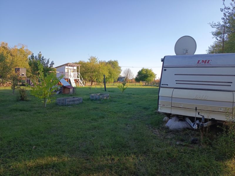 A caravan in the gardens at Tatranská 201 in Zlaté Moravce surrounded by trees and grass.