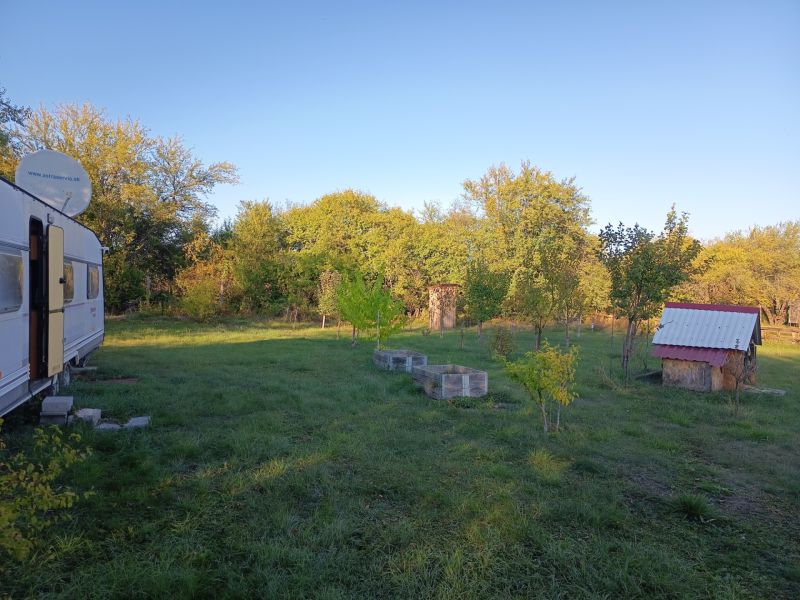 Caravan and wooden well in the garden at Tatranská 201 in Zlaté Moravce.