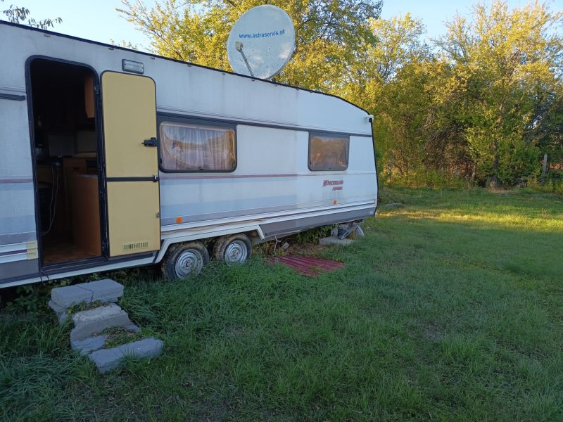 Caravan on the grassy area in the Gardens at Tatranská 201 in Zlaté Moravce.