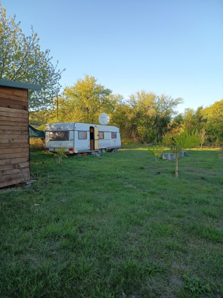 A caravan on a grassy area in the gardens at Tatranská 201, Zlaté Moravce.