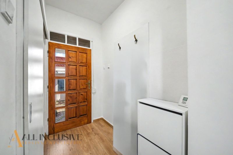Entrance hall in a family house with wooden doors and a floor with a wooden decor.