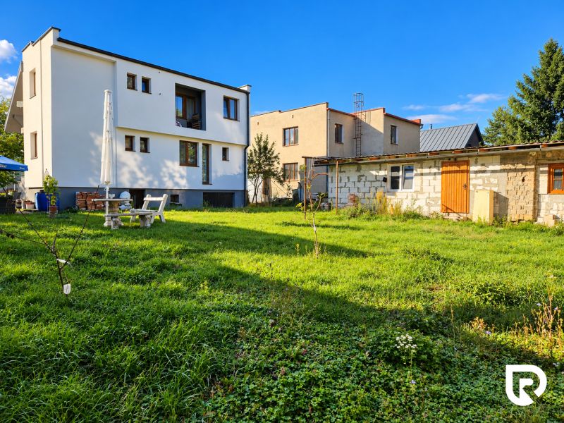 A family house in Martin with a garden, terrace, and an adjacent building on a spacious plot.