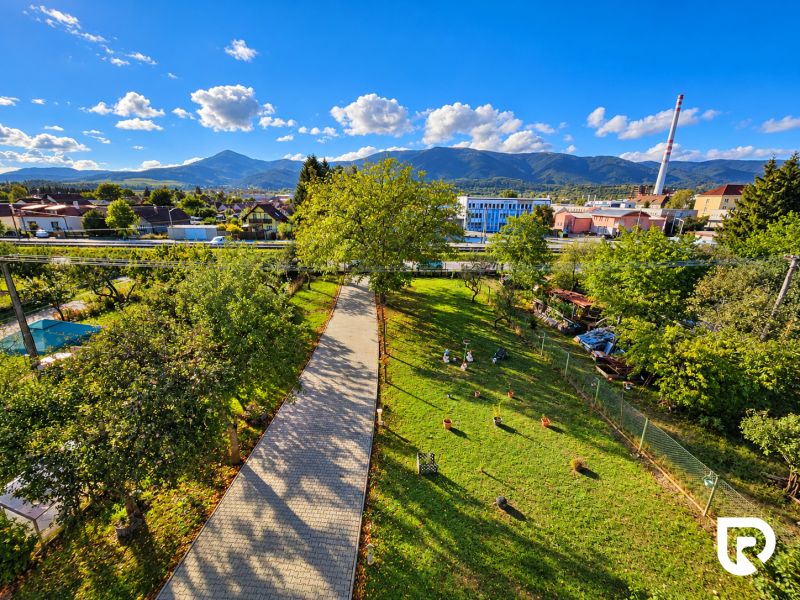 A view of a spacious garden at a family house in Martin, with a view of the mountains.