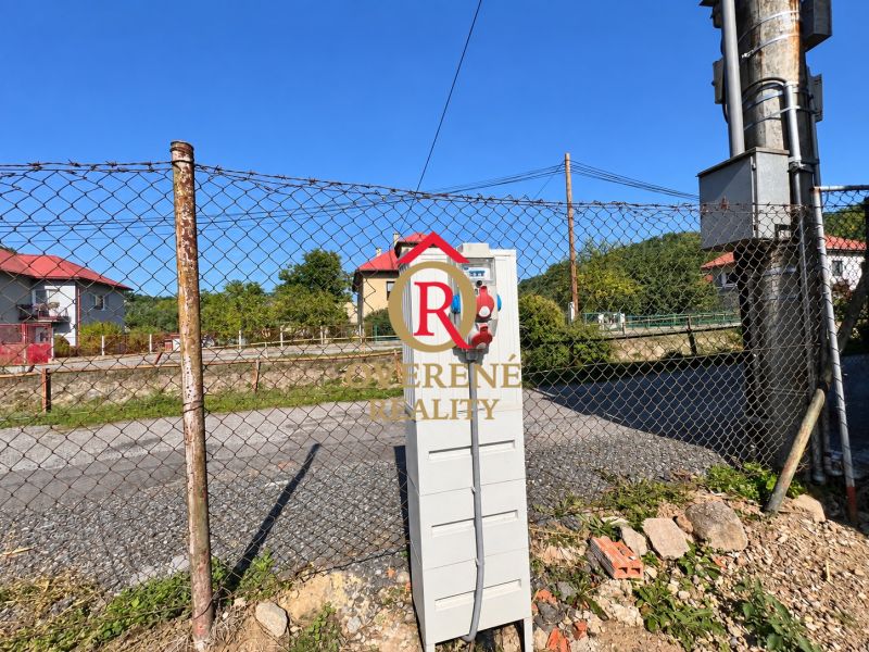 An electrical cabinet on the property by the road in Sebedín, Sebedín-Bečov, offers space for living.