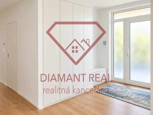 Entrance area in a family house with a wooden decor floor and a built-in wardrobe.