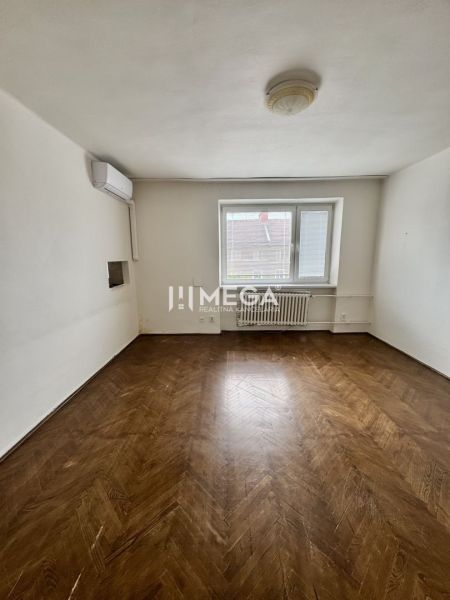 A room in a 3-room apartment with a wood-decor floor and air conditioning.