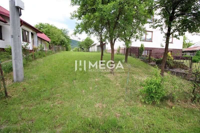 Residential plots in Ptičie on Ptičie Street with grassy surfaces and trees.