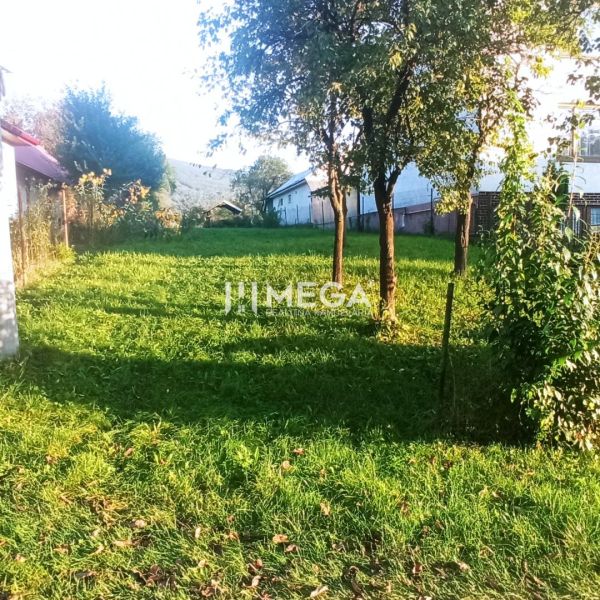 Plots - living on a green plot in Ptičie surrounded by trees and greenery.