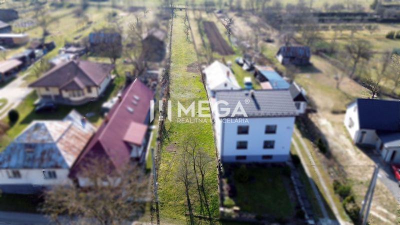 A view of a narrow residential plot in Ptičie on Ptičie Street, surrounded by houses.