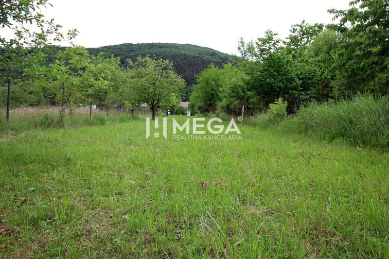 Land in Ptičie on Ptičie Street designated for residential use, with a view of nature.