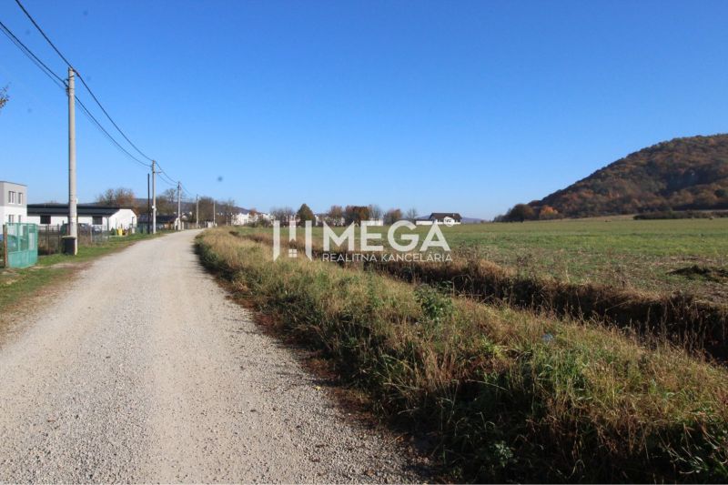 Natural scenery in Jasenov suitable for plots - living with a dirt road.