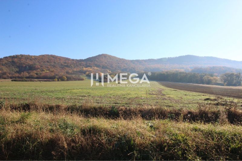 Autumn landscape near Jasenov, ideal for residential plots with a beautiful view.