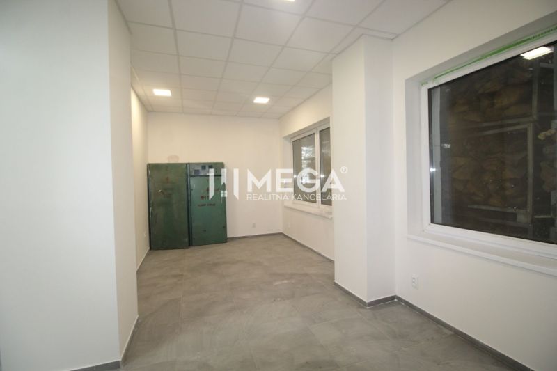 Commercial premises with tiles, large windows, and a bright ceiling.