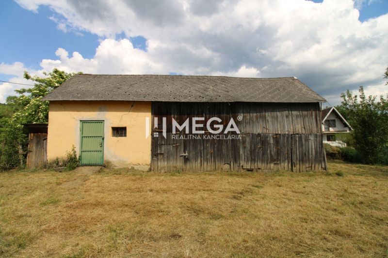 An older barn near a family house in Zbudská Belá in Zbudská Belá.