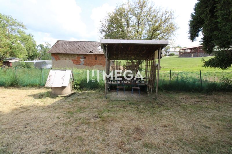 A garden with a shelter and a well in a family house in Zbudská Belá.