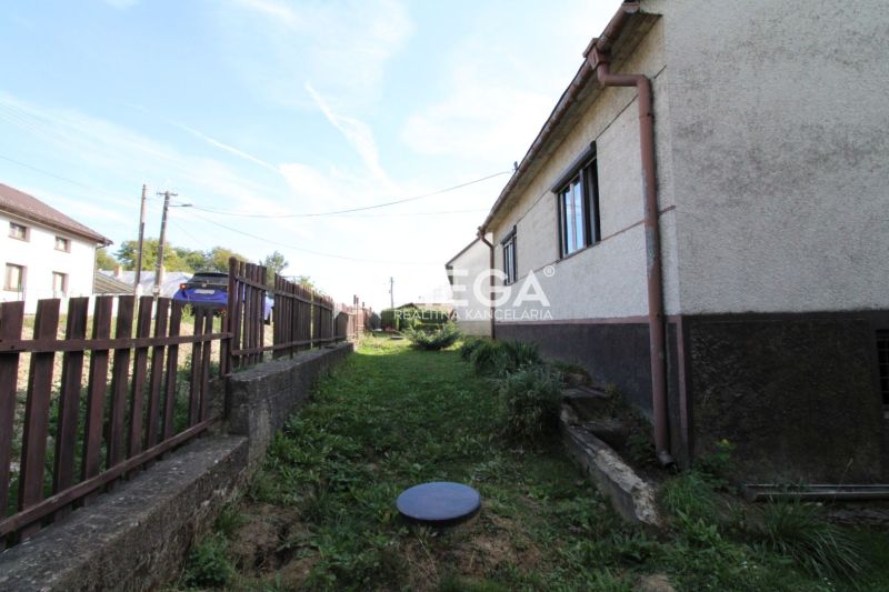 Family house on Volica Street, Volica, with a lawn and a wooden fence.