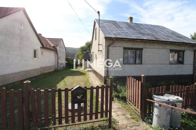 A family house in Volica on Volica Street with a garden and simple fencing.