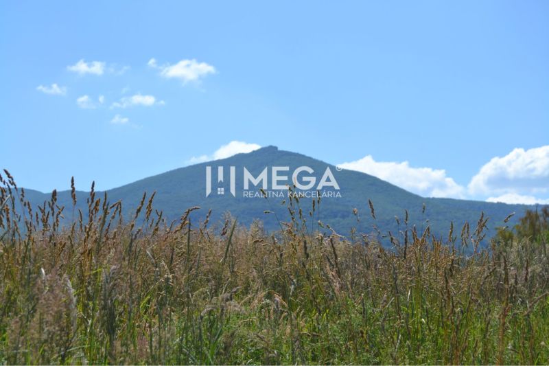 Land - housing in Zemplínske Hámre with a mountain view and blue sky in the background.
