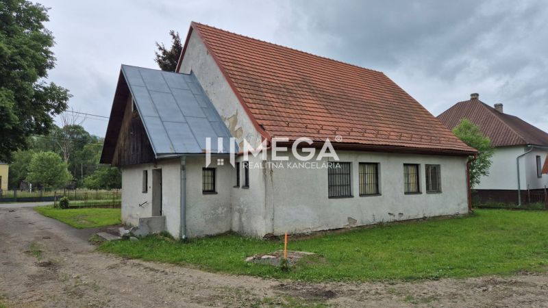 A building with a red roof in Zboj surrounded by greenery and neighboring houses, usable as commercial premises.