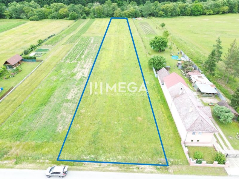 Land - housing in Zubné, large plot, surrounded by nature and buildings.