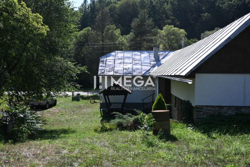 A family house in Kolbasov surrounded by greenery and a lawn on Kolbasov Street.