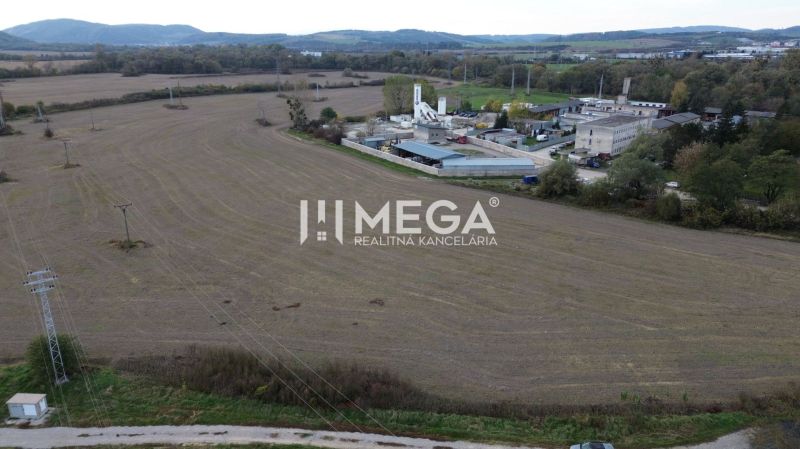 Vast fields with a building on the edge of Jasenov. Unusual properties in Jasenov.