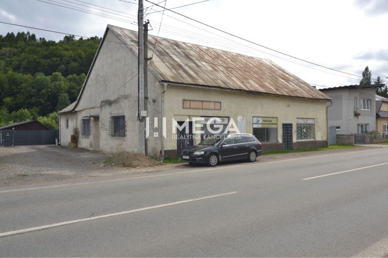 Commercial premises on Mieru Street in Stakčín, by the road and a parked car.