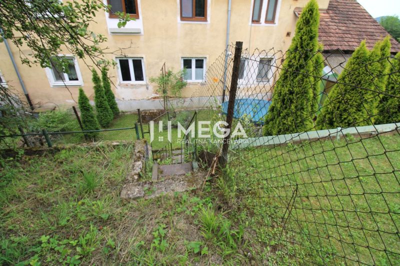 A courtyard with plants at a 5 or more room apartment on Gagarinova Street in Snina.
