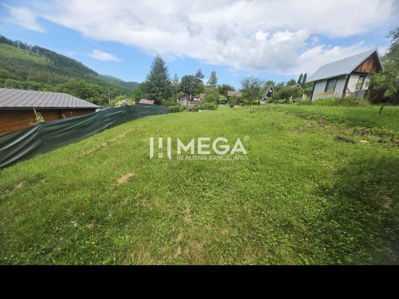 Gardens in Snina in Snina with a lawn, fencing, and a view of the mountains in the background.
